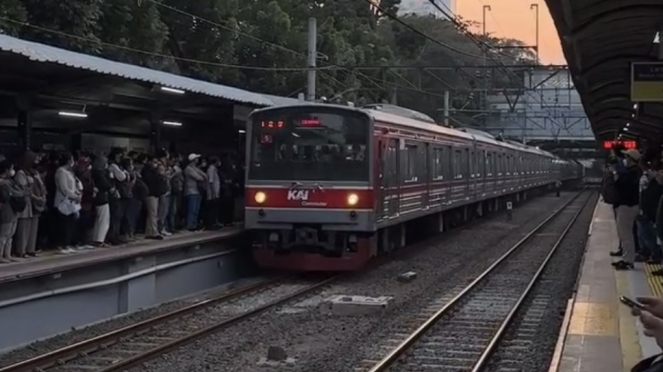 Salah satu dampak utama dari fenomena ini adalah pembatalan sejumlah perjalanan KRL yang terhambat akibat genangan air di jalur rel. 