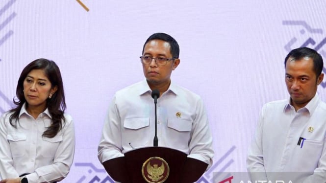 Kepala Kantor Komunikasi Kepresidenan Hasan Nasbi (tengah) mendampingi Menkomdigi Meutya Hafid (kiri) memberikan keterangan pers di Kantor Presiden, Jakarta, Rabu, 6 November 2024.