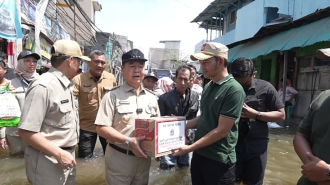 Pj Gubernur Jakarta Teguh Setyabudi saat meninjau banjir rob di Jakarta Utara.