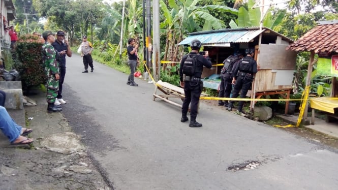 Petugas Gegana Mabes Polri menyisir lokasi prnemuan granat. 