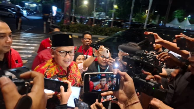 Sekjen DPP PDIP Hasto Kristiyanto di lokasi debat Pilgub Jatim di Grand City Surabaya.