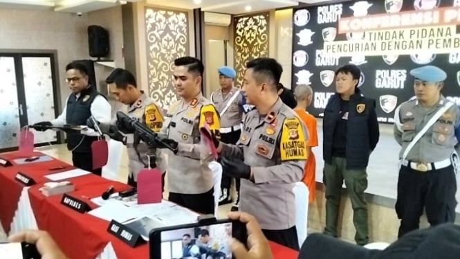 Polres Garut Tangkap Dua Begal Sadis yang Tenteng Senjata Laras Panjang Saat Beraksi