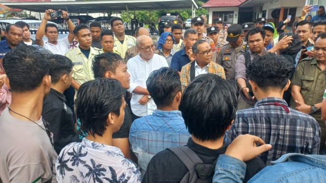 Mahasiswa USU saat demo di Gedung MWA soroti dugaan Rektor USU, Prof Muryanto Amin diduga melakukan cawe-cawe di Pilgub Sumut 2024.(B.S.Putra/VIVA)