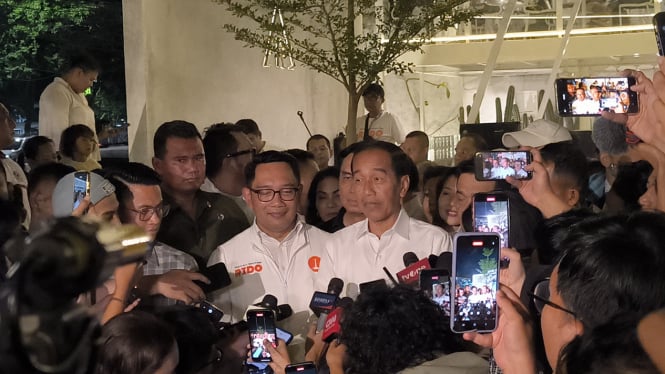 Presiden RI ke-7 Joko Widodo (Jokowi) dan cagub Jakarta nomor urut 01, Ridwan Kamil di kawasan Jakarta Pusat, Senin, 18 November 2024 malam