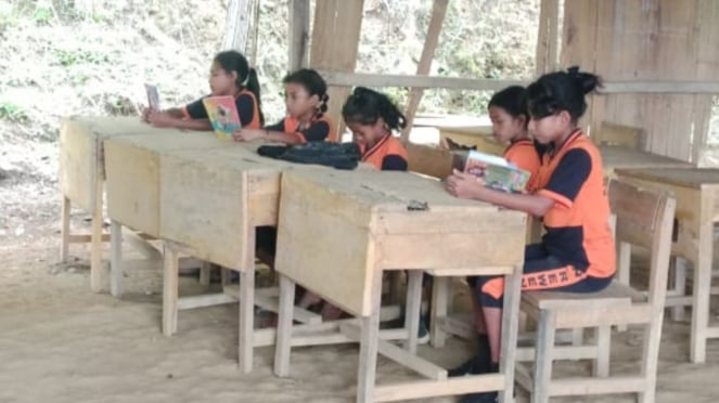 La aparición de una escuela sucia que parece una jaula de animales en East Manggarai