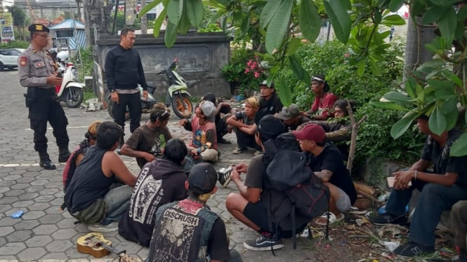 Polisi mengamankan kelompok anak punk di Bali