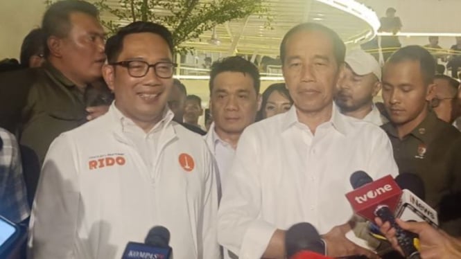 Presiden RI ke-7 Jokowi (kanan) dan Cagub Jakarta Ridwan Kamil.