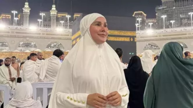 Transgender Isa Zega umrah pakai kerudung syari