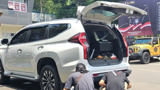 Pencopotan ampu sorot pada kendaraan SUV di Mapolresta Malang Kota