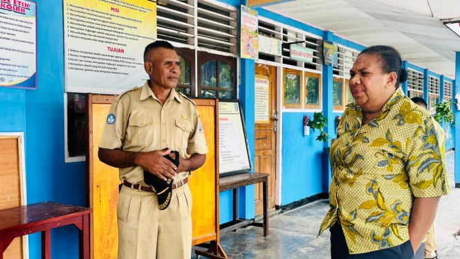 Sekda Kabupaten Jayapura, Hana Hikoyabi bersama Kepala Sekolah SD Dobonsolo Sentani saat meninjau persiapan simulasi pemberian makan bergizi gratis