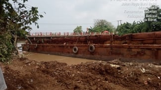 Penampakan Kapal Tongkang Nyasar ke Kali CBL Bekasi, Penyebabnya Terkuak