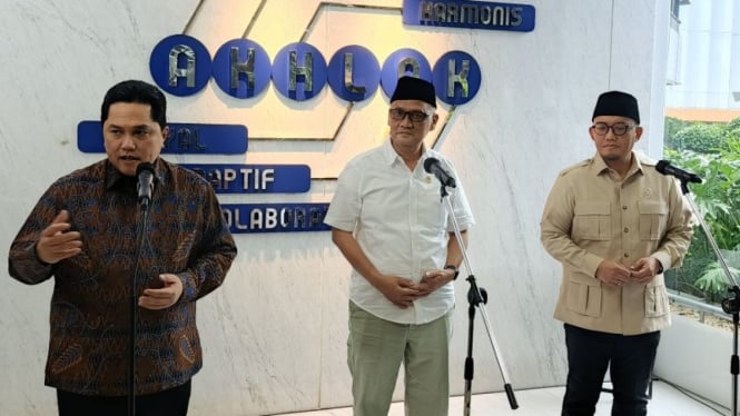 Menteri BUMN Erick Thohir (kiri), Kepala BP Haji Moch Irfan Yusuf (tengah), Wakil Kepala BP Haji Dahnil Anzar (kanan), usai melakukan pertemuan, di Jakarta, Selasa (19/11/2024).