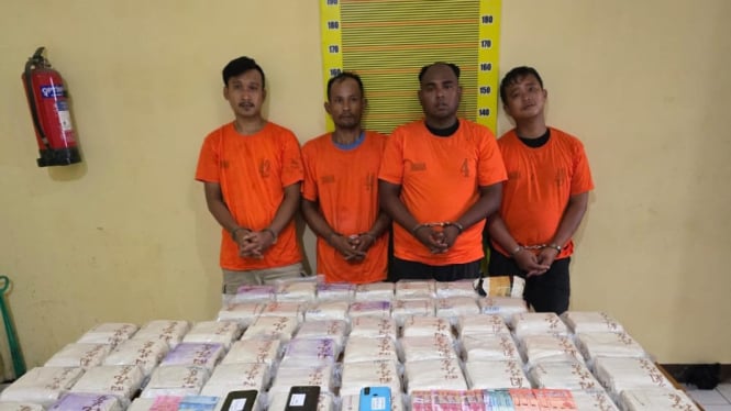 Pelaku dan barang bukti sabu 54 kilogram saat diamankan petugas kepolisian.(dok Polda Sumut)