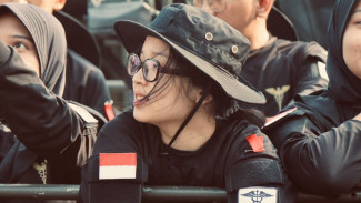 Bawa Sisir Pink ke Pelatihan Militer? Ini Pengalaman Kocak Penyanyi Bunga Reyza