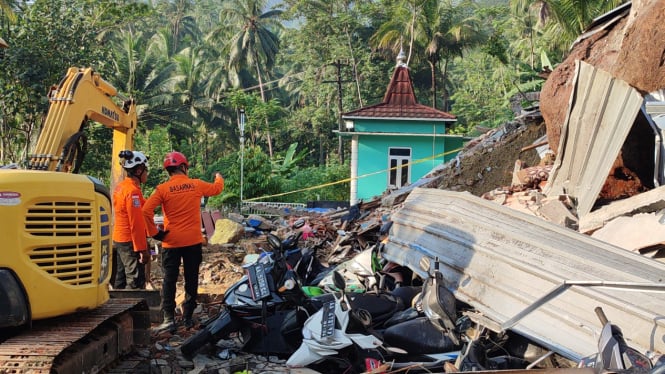 Longsor menimpa rumah Pak Subur di Desa Plipiran, Kecamatan Bruno, Purworejo