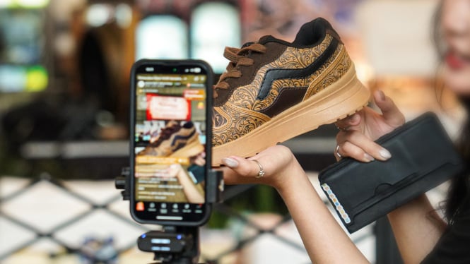 Brand sepatu lokal Aerostreet berkolaborasi dengan Wonderful Indonesia