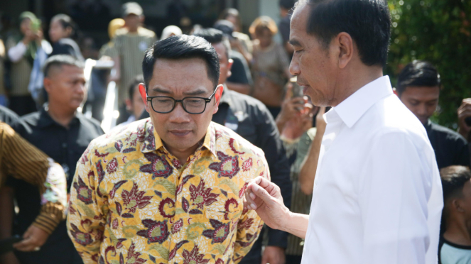 Presiden Ri Ke-7 Joko Widodo (Jokowi) Dan Cagub Jakarta Nomor Urut 01, Ridwan Kamil Di Tmii, Jakarta Timur, Rabu, 20 November 2024 (Sumber: Tim Media RK-SUSWONO)