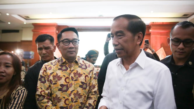 Presiden RI ke-7 Joko Widodo (Jokowi) dan cagub Jakarta nomor urut 01, Ridwan Kamil di acara Pujakesuma di TMII, Jakarta Timur, Rabu, 20 November 2024 (sumber: Tim Media RK-Suswono)