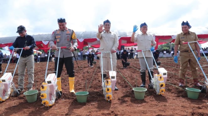 Ministro de Agricultura del PDT, Yandri Susanto (segundo desde la derecha).