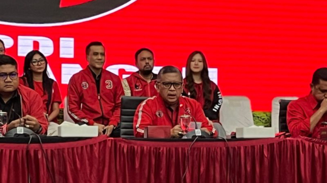 El secretario general del PDIP, Hasto Cristianto, en una conferencia de prensa celebrada en la oficina del PDIP DPP, Yakarta, el miércoles 20 de noviembre de 2024.