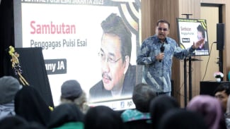 Denny JA Hibahkan Dana Abadi untuk Festival Tahunan Puisi Esai