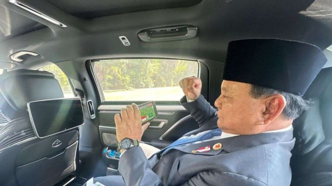 Prabowo saat menonton Timnas Indonesia melawan Arab Saudi di mobil.