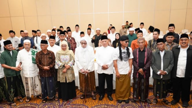 Cagub Jatim Khofifah Indar Parawansa bersama kiai NU.