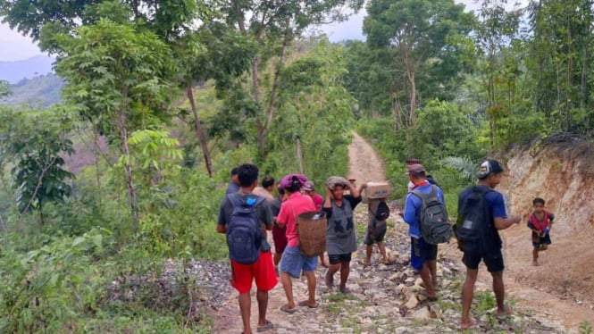 Jalan di Kec Reok Barat, Manggarai, masih banyak berupa jalan tanah dan bebatuan