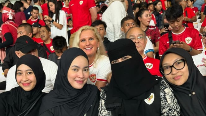 Momen Kocak Umi Pipik Tak Tahu di Depannya Aktor Korsel Lee Kyung Kyu Ikut Nonton Timnas di GBK