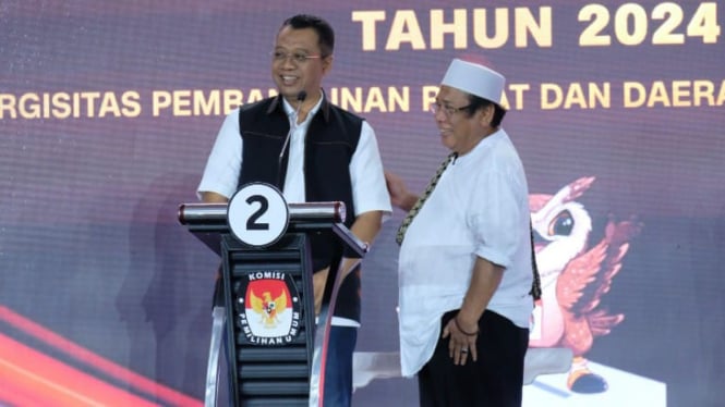 Paslon nomor urut 02, Zul-uhel saat debat ketiga yang diselenggarakan KPU NTB, Rabu, 20 November 2024 (Satria) 