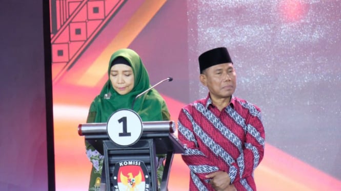 Paslon nomor urut 01, Rohmi-Firin saat debat ketiga yang diselenggarakan KPU NTB, Rabu, 20 November 2024 (Satria) 