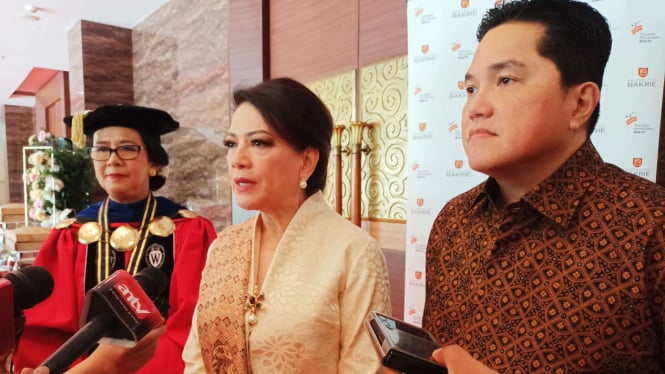 Ketua Yayasan Pendidikan Bakrie, Ratna Indira Nirwan Bakrie (tengah)