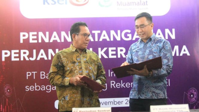 Direktur PT Bank Muamalat Indonesia Tbk Karno dan Dirut KSEI Samsul Hidayat.