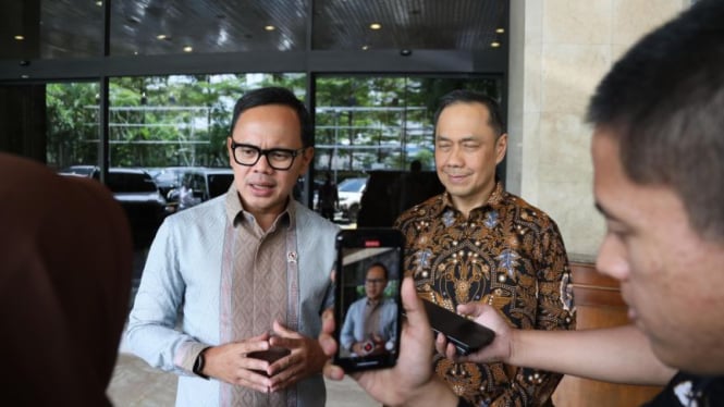 kil Menteri Dalam Negeri Bima Arya Sugiarto saat memberikan keterangan kepada awak media usai acara Internalisasi BerAKHLAK bertema “Menuju Kemendagri Ber-AKHLAK untuk Indonesia Emas 2045” di Jakarta, Kamis, 21 November 2024.