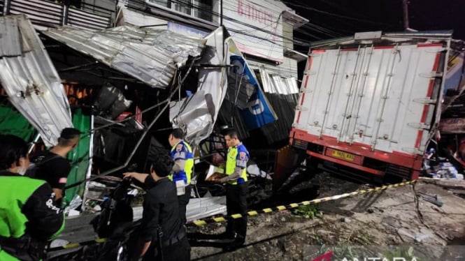 Sebuah truk menabrak sejumlah ruko di Jalan Prof Hamka, Kota Semarang, Kamis, 21 November 2024.