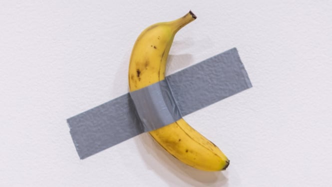 The Banana, karya Maurizio Cattelans dengan judul Comedian