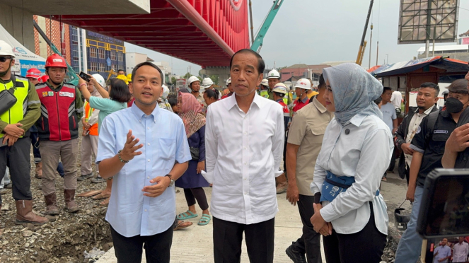 Jokowi y la pareja candidata Respati-Astrid Simpang Joglo visitaron el sitio del proyecto de construcción del ferrocarril elevado, Kadipiro, Solo.