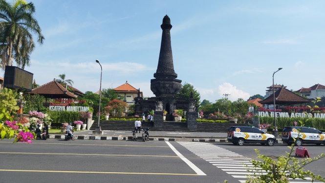 Monumen Ida Dewa Agung Jambe di Daerah wisata terbuka  Kertha Gosa Klungkung, Bali