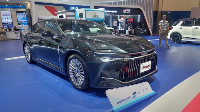 Toyota Crown Hybrid di GJAW 2024