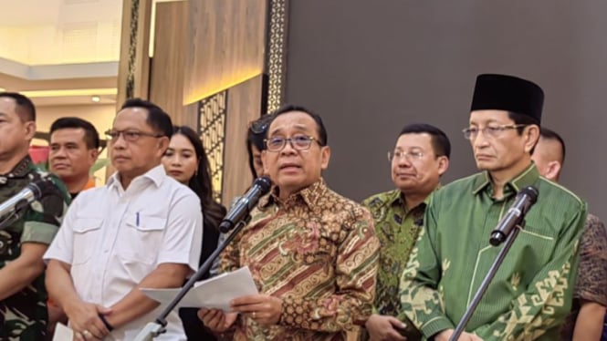 Menteri Koordinator Bidang Pembangunan Manusia dan Kebudayaan (Menko PMK) Pratikno saat konferensi pers persiapan libur Natal 2024 dan Tahun Baru 2025 di Jakarta, Jumat, 22 November 2024.