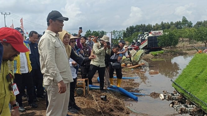 Menteri Pertanian Andi Amran Sulaiman saat melakukan peninjauan lahan cetak sawah di Kabupaten Barito Kuala Provinsi Kalimantan Selatan