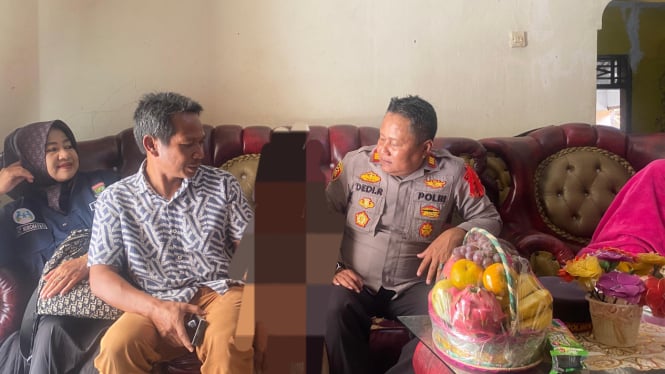 Kapolsek Kronjo AKP Dedi Ruswandi saat cek kondisi korban