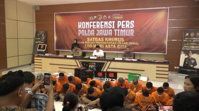 41 tersangka TPPO dipamerkan di Polda Jatim.