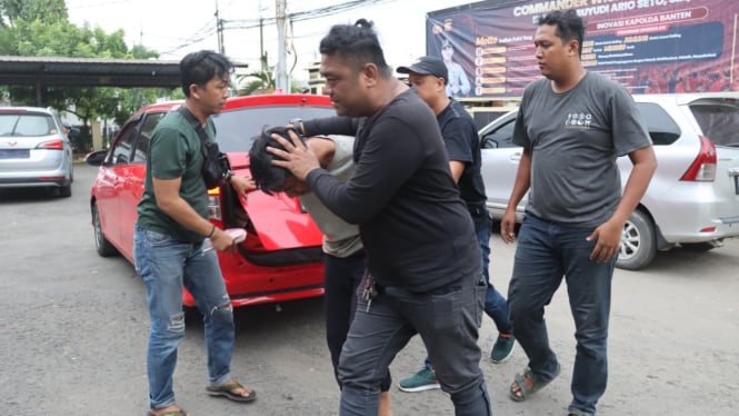 Anggota polisi saat tangkap pelaku pembunuhan ojek pangkalan di tangerang