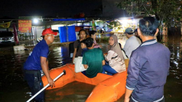 Proses evakuasi warga yang terendam banjir akibat jebolnya tanggul di Tangerang