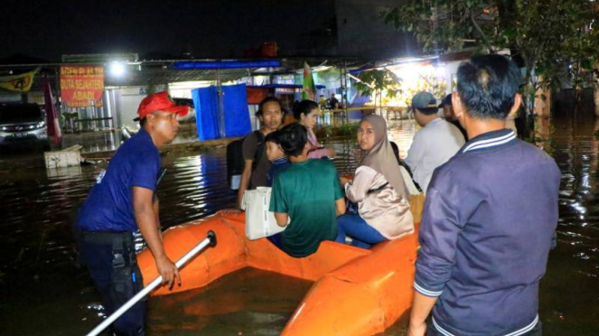 Proses Evakuasi Warak Yang Kewiran Di Kota Tangerang Akibat Tanggul Rusak