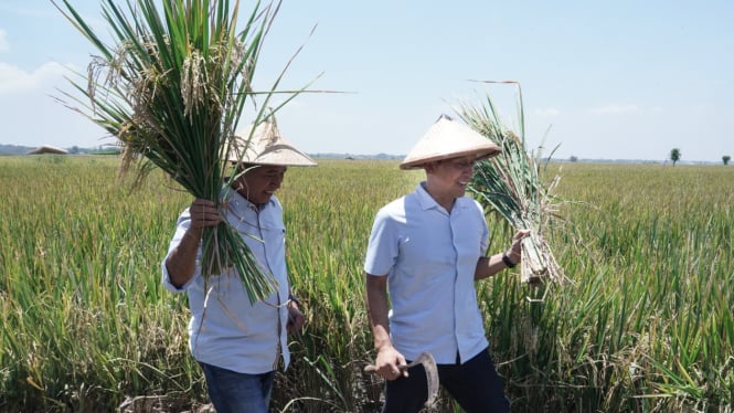 Calon bupati Bojonegoro, Setyo Wahono (kanan)