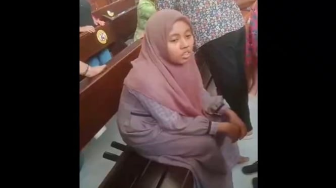 Tampilan layar perempuan berjilbab gegerkan gereja di Surabaya. Diduga ODGJ. (Istimewa)