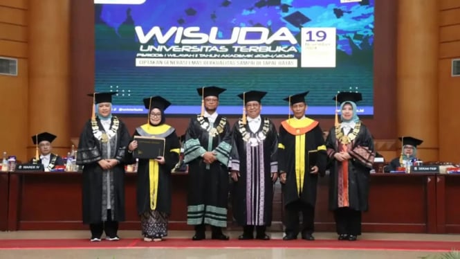 Wisuda Prof Surjono di Univeristas Terbuka, Pondok Cabe. (Dokumem ut.ac.id)