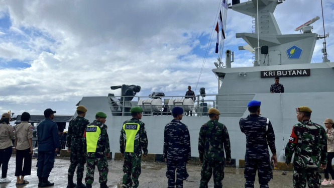 VIVA Militer: KRI Butana-878 distribusikan logistik Pilkada di Sulut